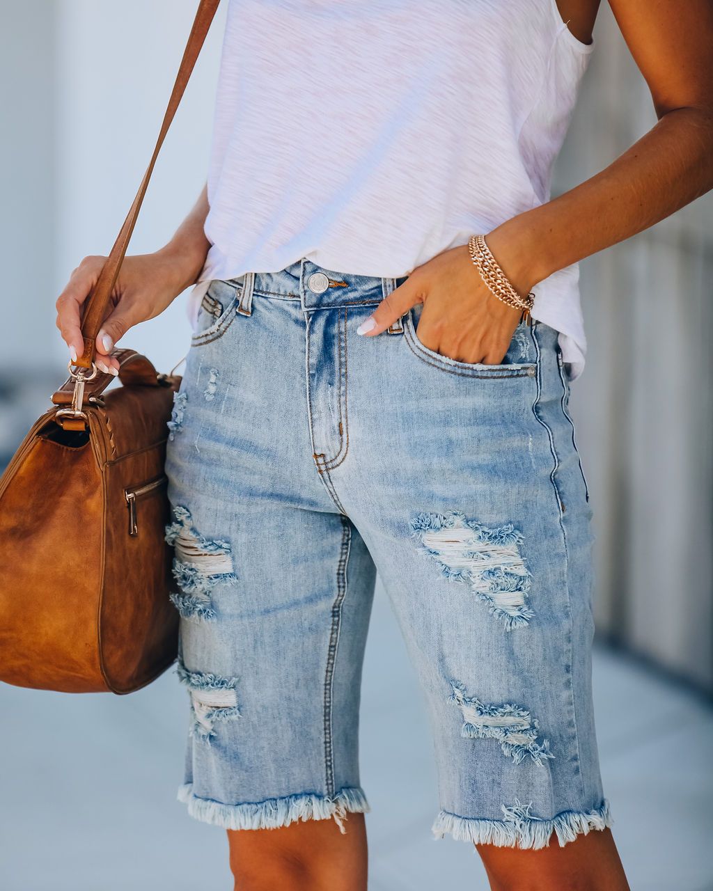 Dame afslappede Denim Bermuda-Shorts med frynset kanter og revne-effekter Stilla