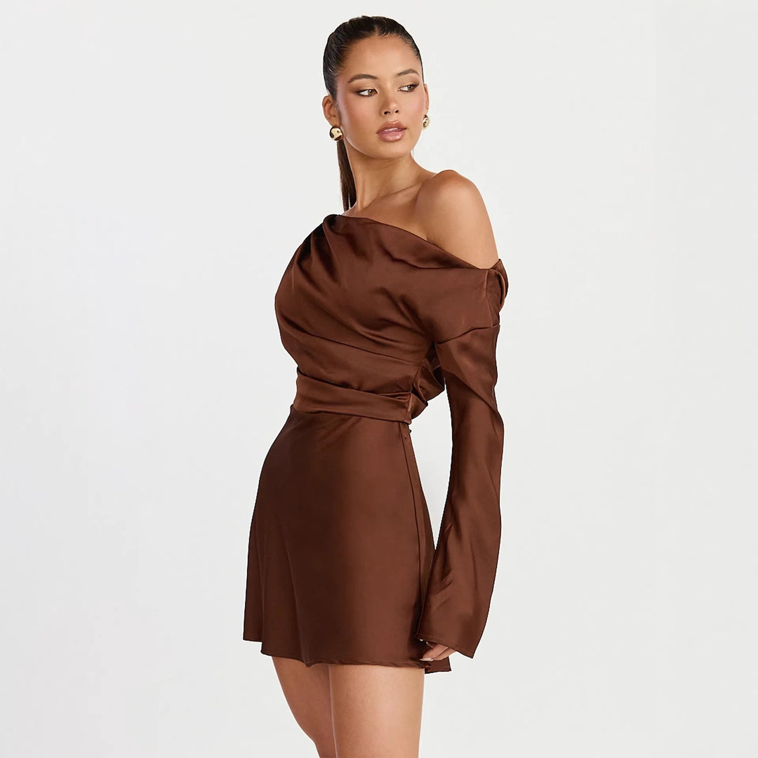 Kvinders cocktailkjole med asymmetrisk design og elegant off-shoulder halsudskæring