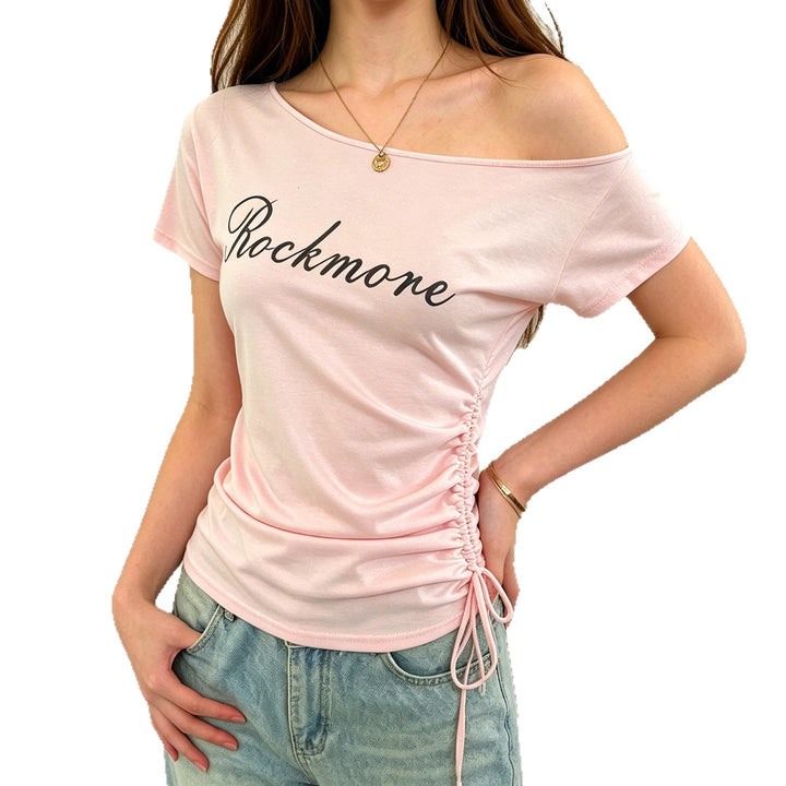 Dame Off-Shoulder T-Shirt med rynker og moderne skrift Skovae
