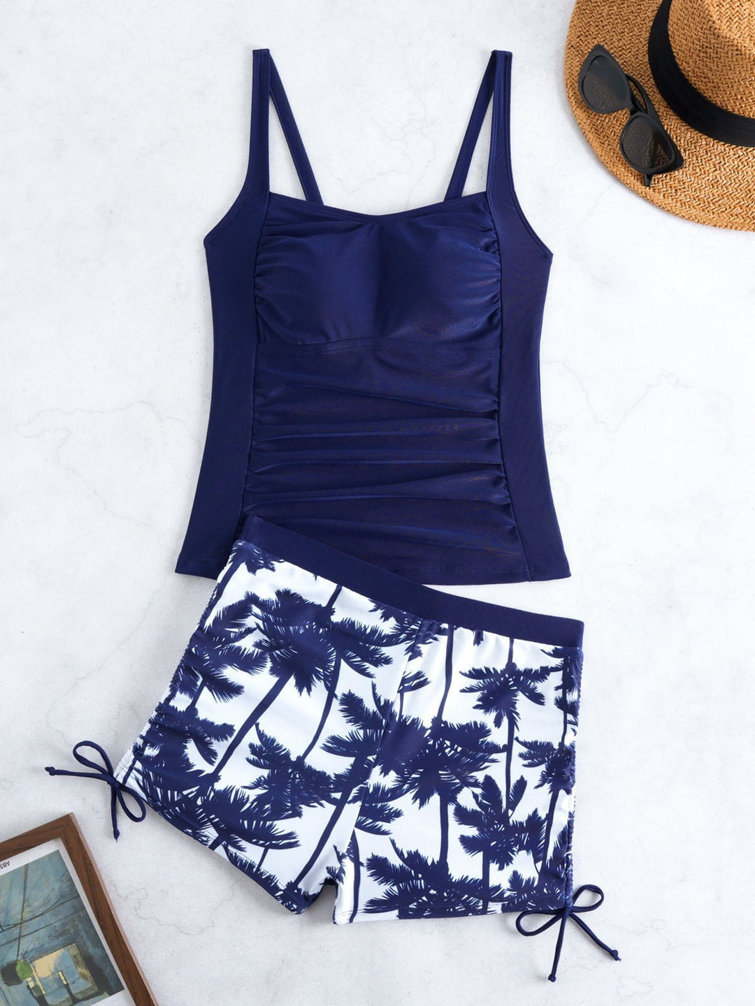 Dame badedragt med trendy rynkning og moderigtige shorts Skovae