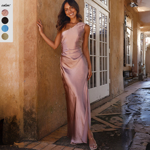 Dame Maxikjole med asymmetrisk design og elegant satin-finish Stilla