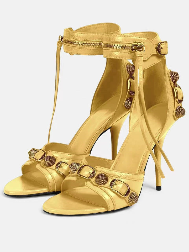 Femme High-Profile Stiletto Sandaler med dekorativ ankelrem og metalliske accenter Stilla