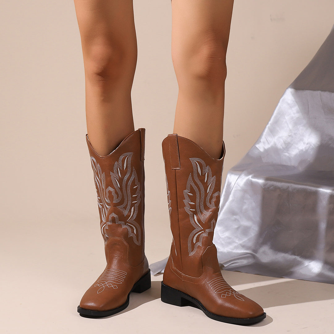 Dame cowboystøvler med et kunstnerisk, prægede design og behagelig blokhælhøjde Stilla