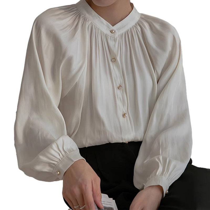 Damebluse med elegant perleknapdesign og flatterende pasform Stilla
