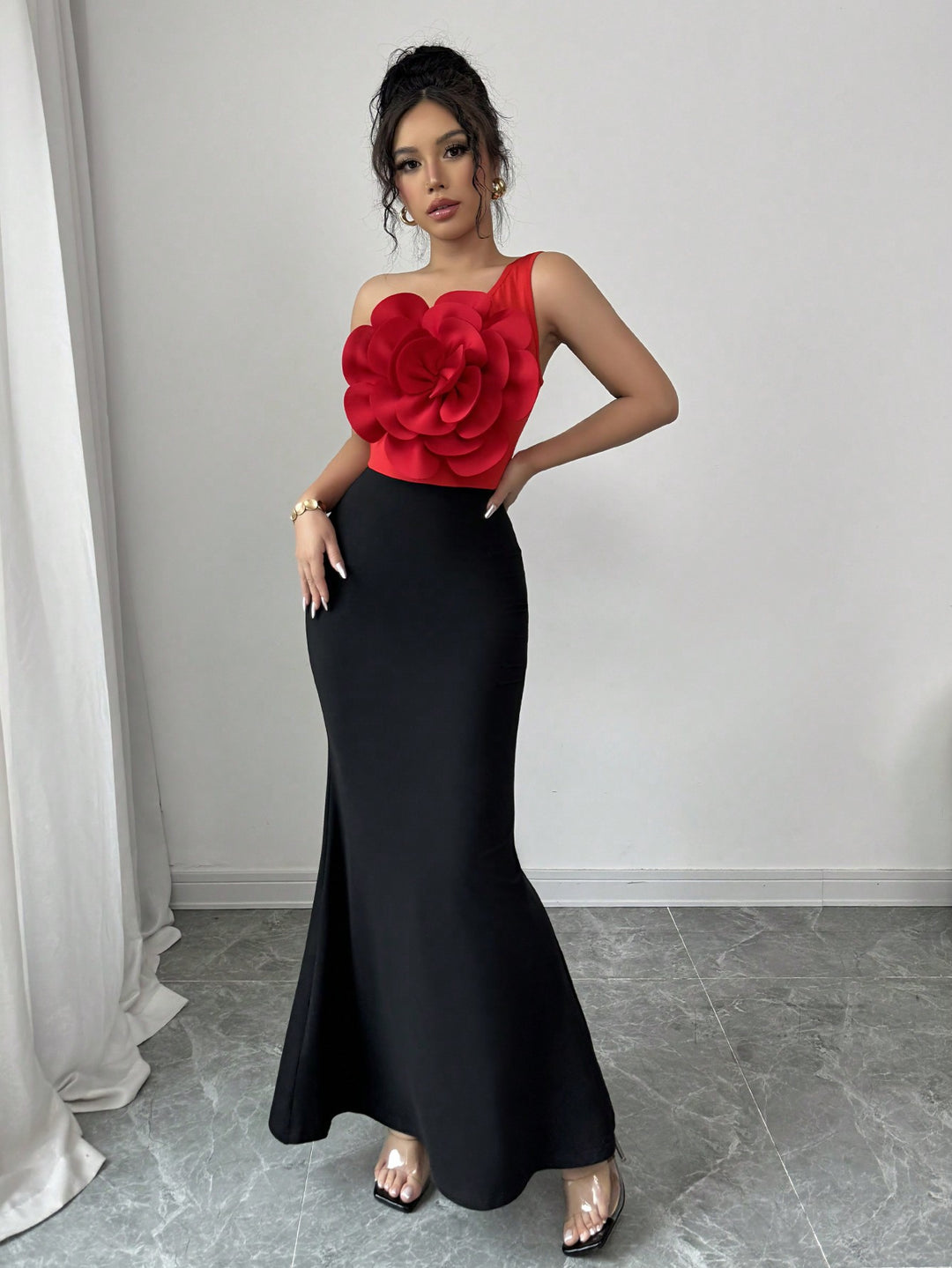 Dame Elegant Maxikjole med voluminøst blomsterskørt og asymmetrisk kant Stilla