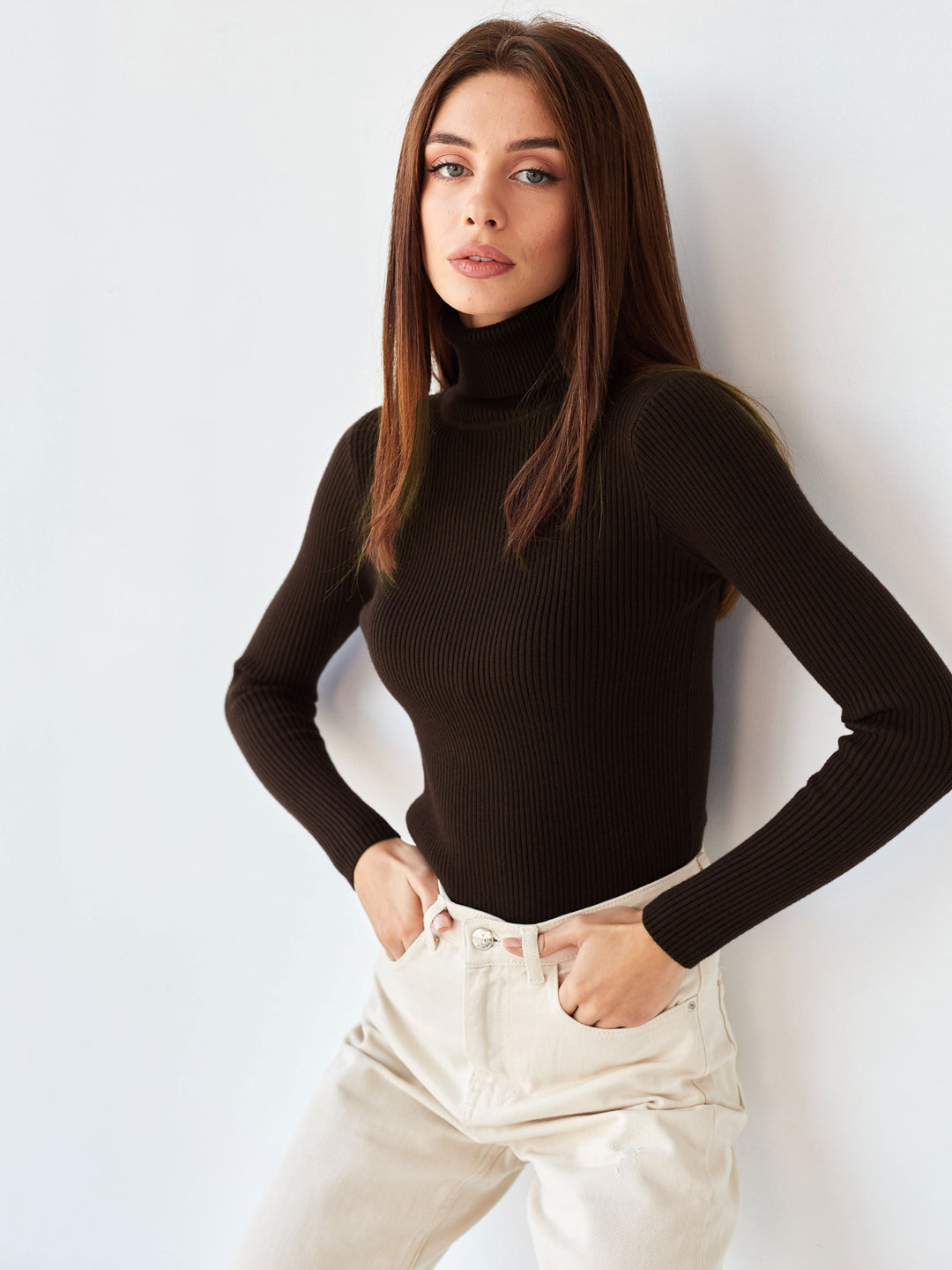 Kvinders lang sweater med høj krave og fin ribbet tekstur Stilla
