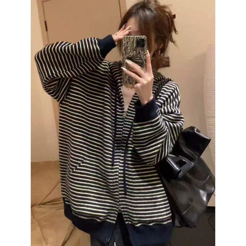 Kvinders fashionable cardigan med bredt stribet mønster og praktiske lommer Stilla