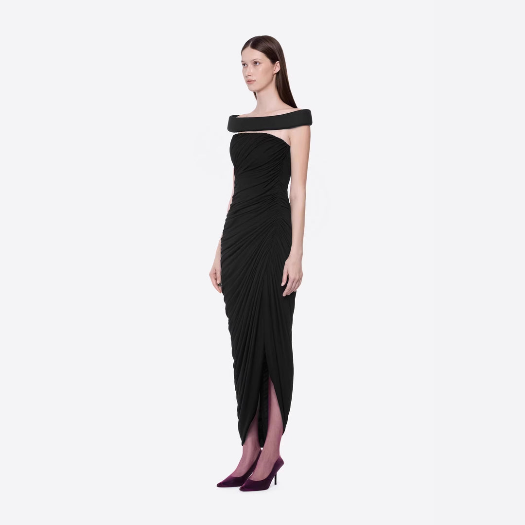 Dame Elegant aftenkjole med off-shoulder-design og raffineret drapering Skovae