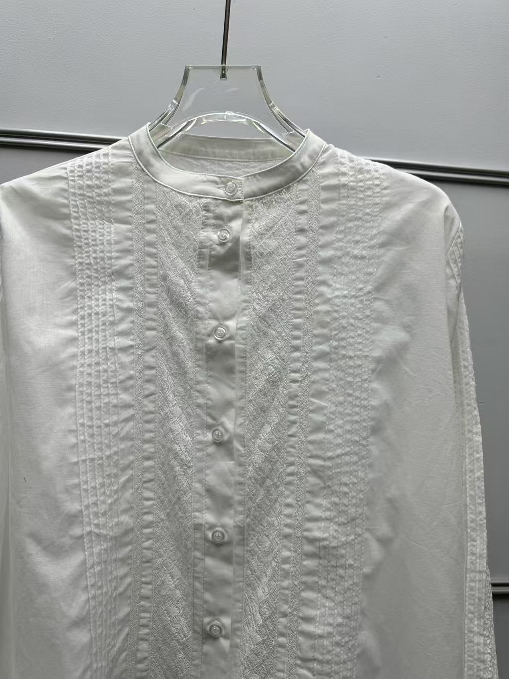 Damebluse med fine broderier og dekorative knapdetaljer Stilla