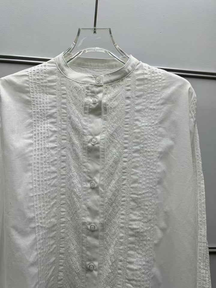 Damebluse med fine broderier og dekorative knapdetaljer Stilla