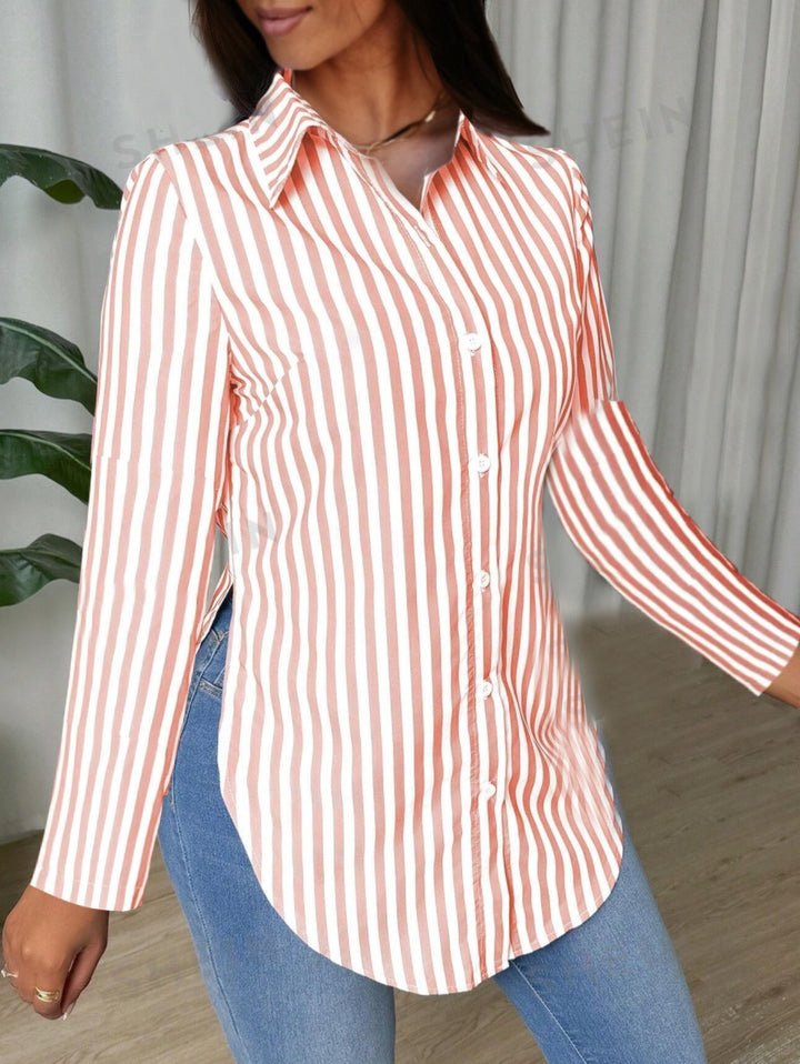 Dame klassisk stribet bluse med moderne snit og fine detaljer Stilla