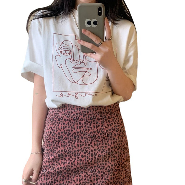 Kvinders grafisk t-shirt med moderne linjekunstdesign og afslappet pasform