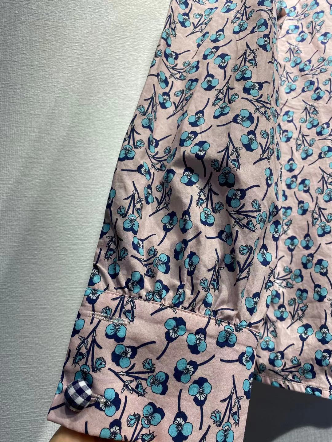 Damebluse med floralt design og elegant krave Stilla