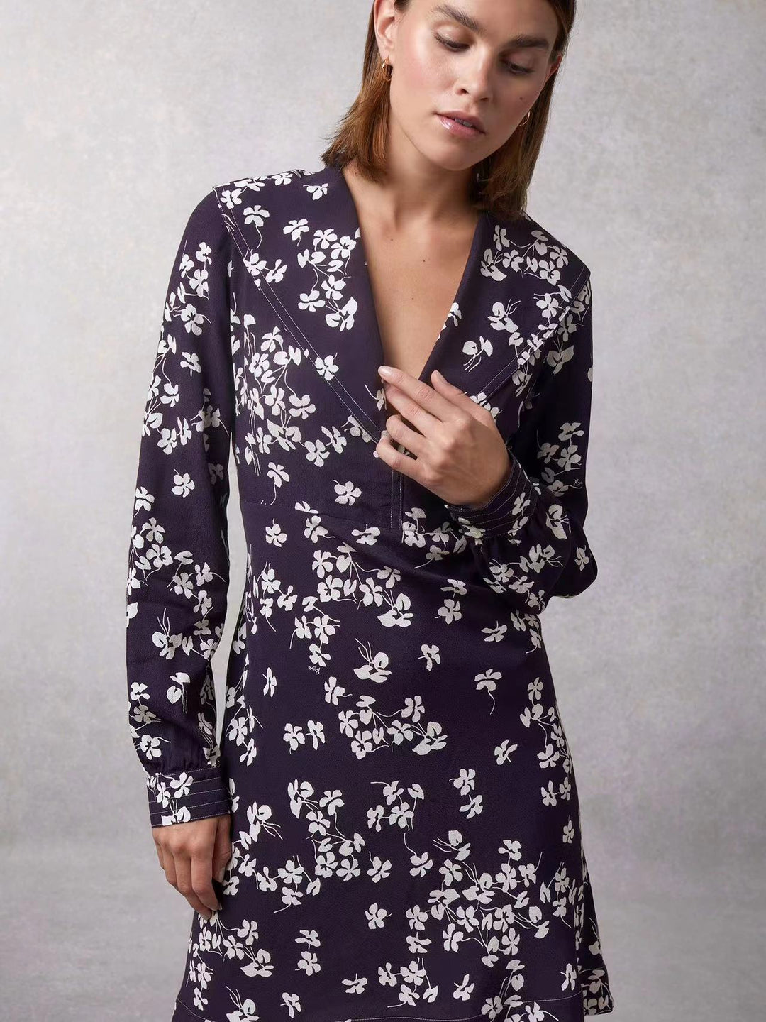 Dame indpakningskjole med florale accenter og elegant V-udskæring Stilla