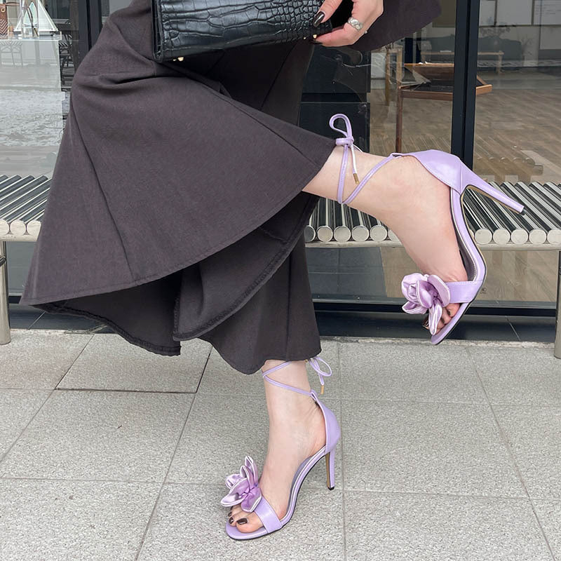 Dame Plateau-Sandaletter med floral applikationsdesign og elegant ankelrem Stilla