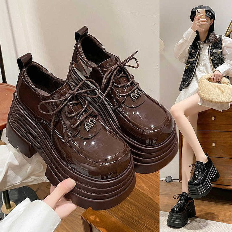 Dame Plateau-Sneakers med glat lakoverflade og stabil gummisål Stilla