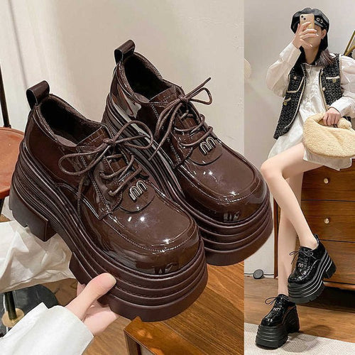 Dame Plateau-Sneakers med glat lakoverflade og stabil gummisål Stilla