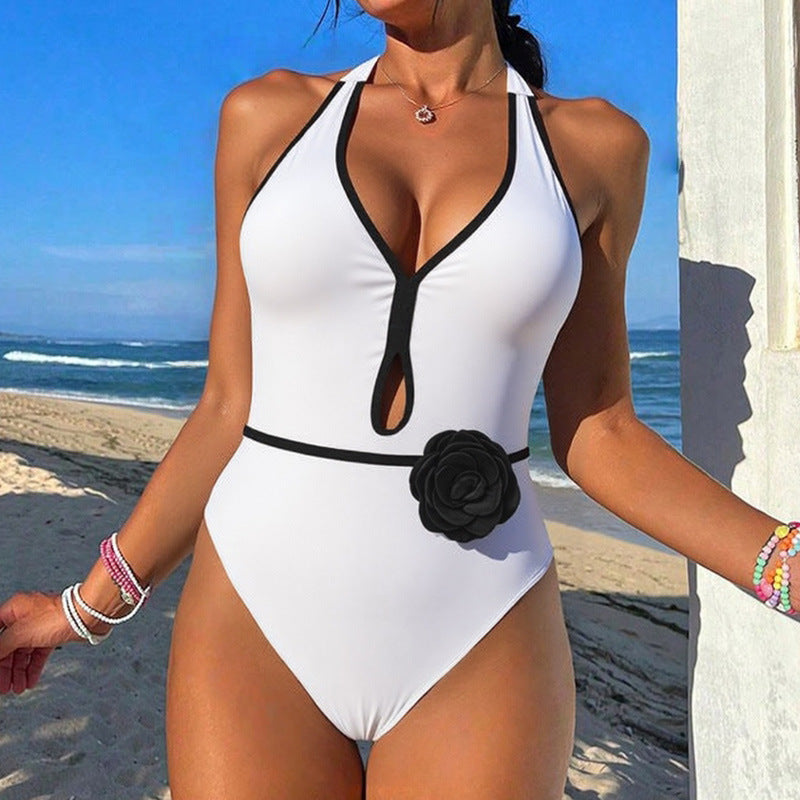 Dame Elegant bikini med unik slids og blomster accenter Skovae