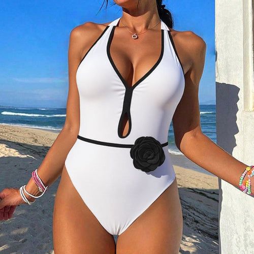 Dame Elegant bikini med unik slids og blomster accenter Skovae