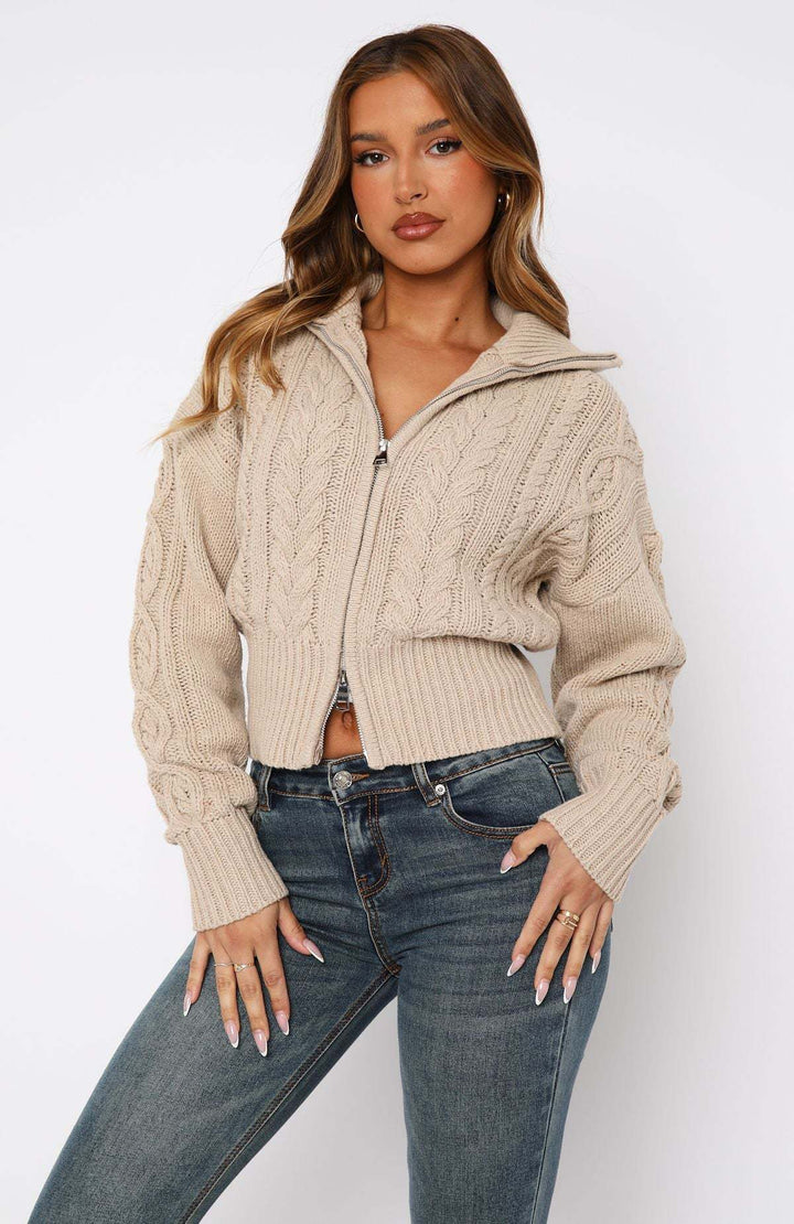 Kvinders fashionable kort strikket cardigan med kabelmønster og lynlås Stilla
