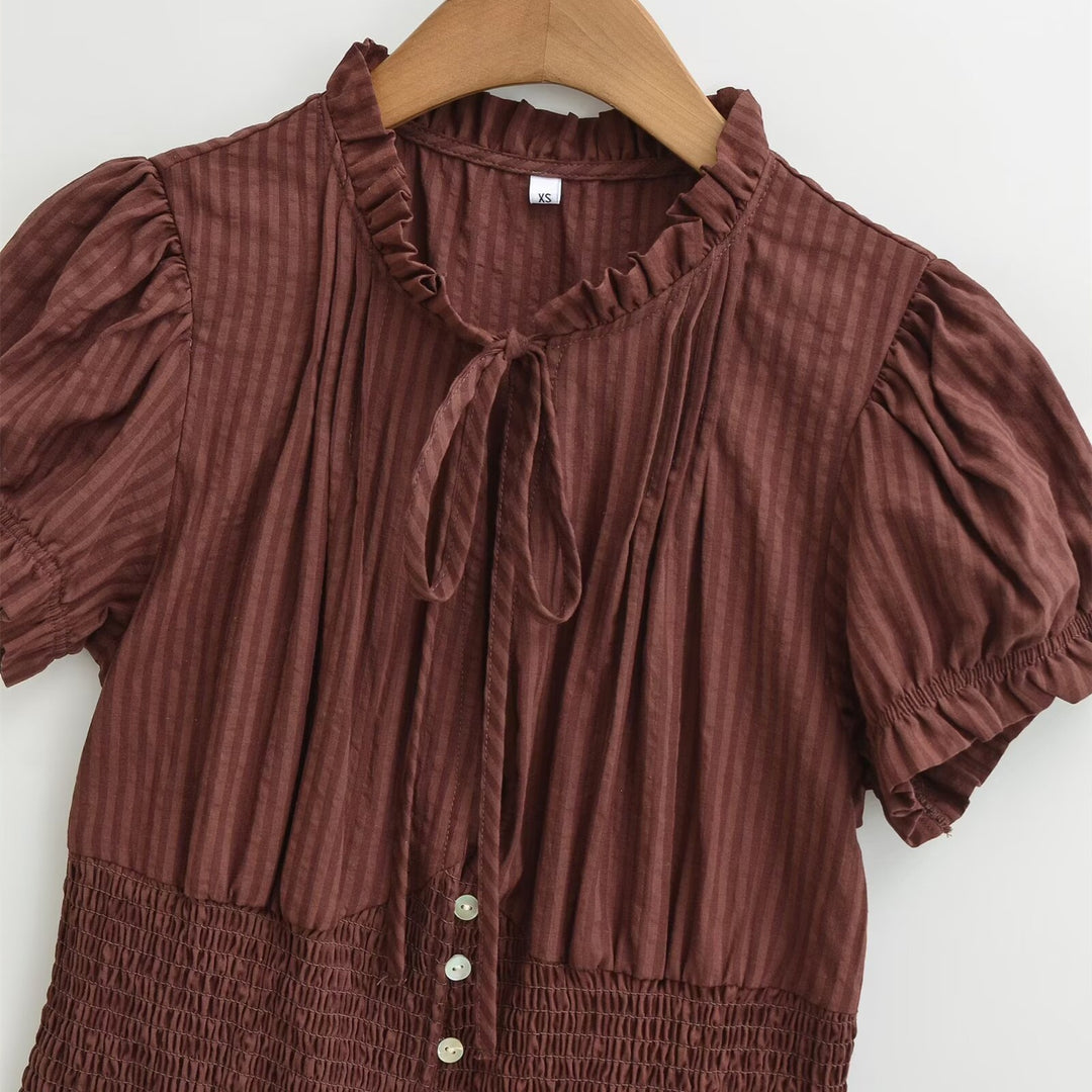 Dame kortærmet bluse med flæsedetaljer og rynket design Skovae