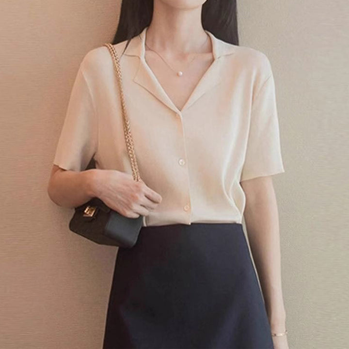 Dame elegant kortærmet bluse med klassisk krave og fine knapdetaljer Stilla