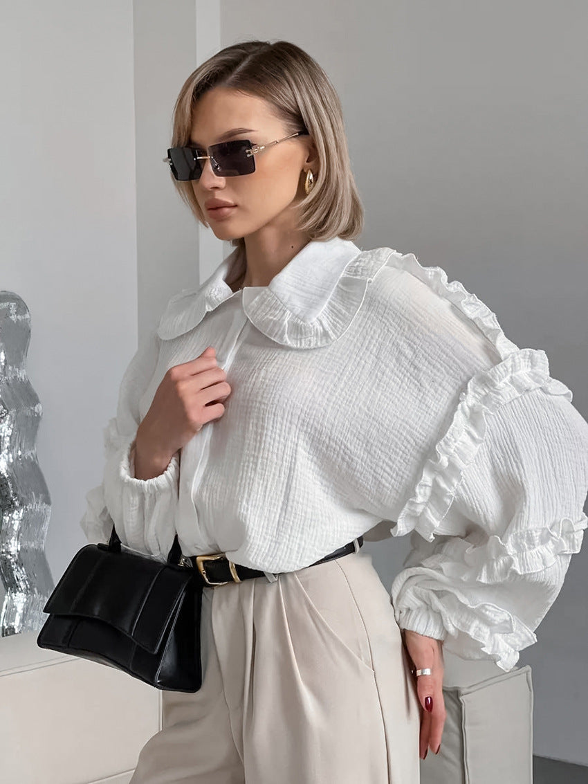 Damebluse med voluminøse flæsedetaljer og klassisk ståkrave Stilla