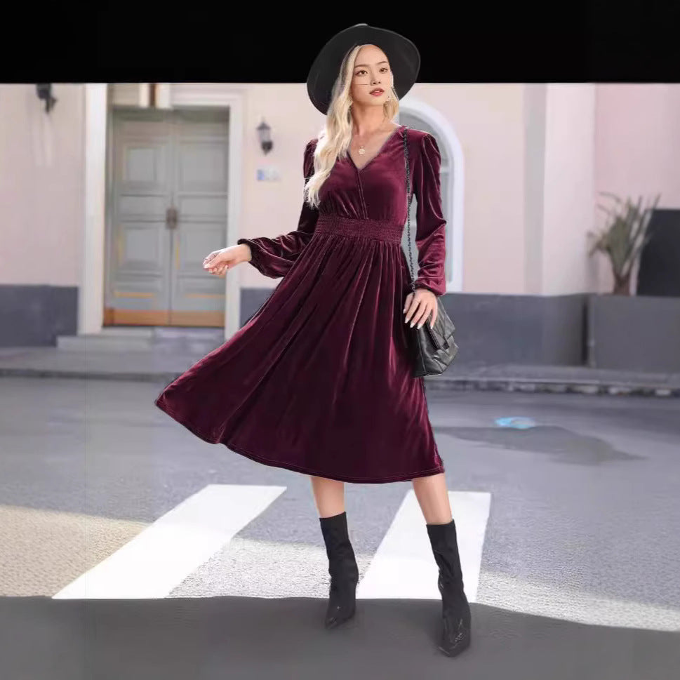 Dame Midikjole i blødt velour med minimalistisk V-udskæring og elastisk taljebånd Stilla