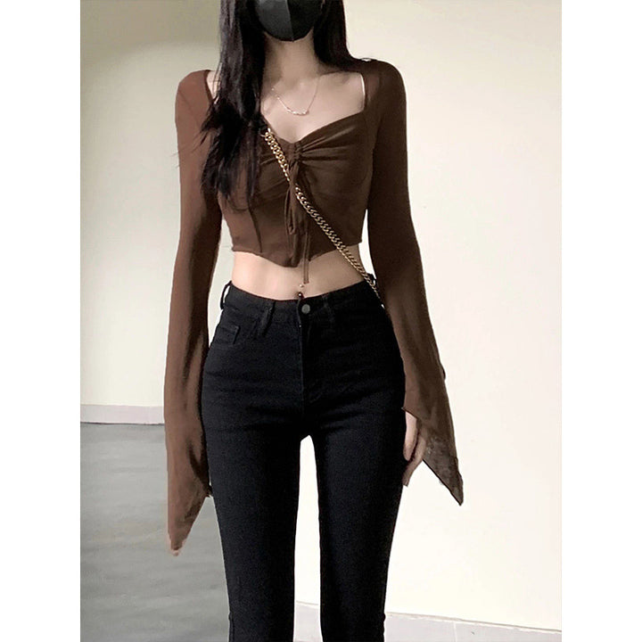 Kvindernes crop top med en sofistikeret knude og brede ærmer