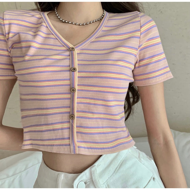 Kvindernes cropped t-shirt med fashionabelt stribet mønster og dekorative knapper