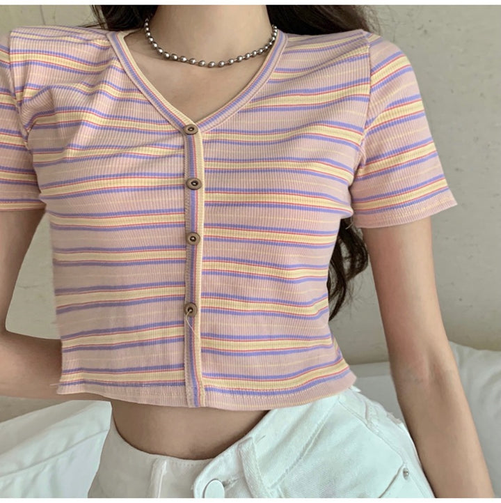 Kvindernes cropped t-shirt med fashionabelt stribet mønster og dekorative knapper