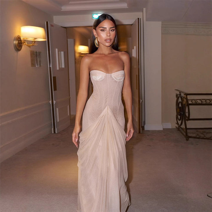 Dame cocktailkjole med strapless design og elegant draperingsdetalje Stilla