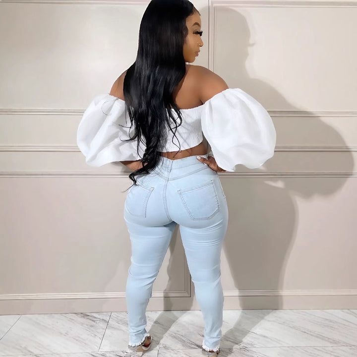 Damejeans med unikt cut-out-design og trendy kædedetaljer Stilla