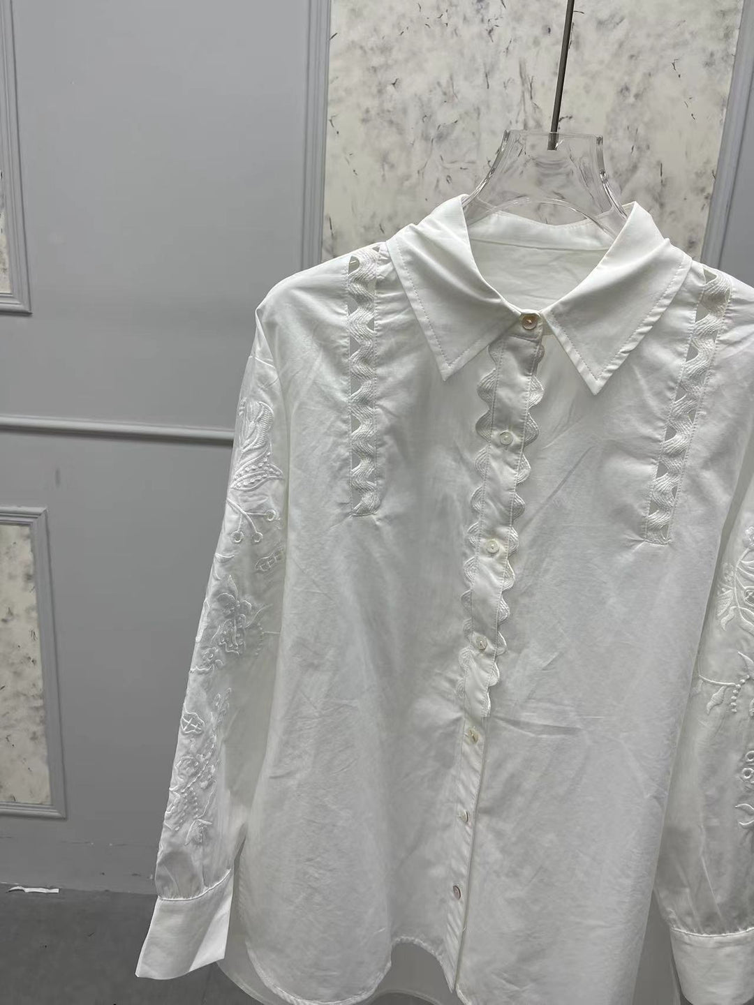 Damebluse med romantiske spidsede detaljer og elegante elementer Stilla