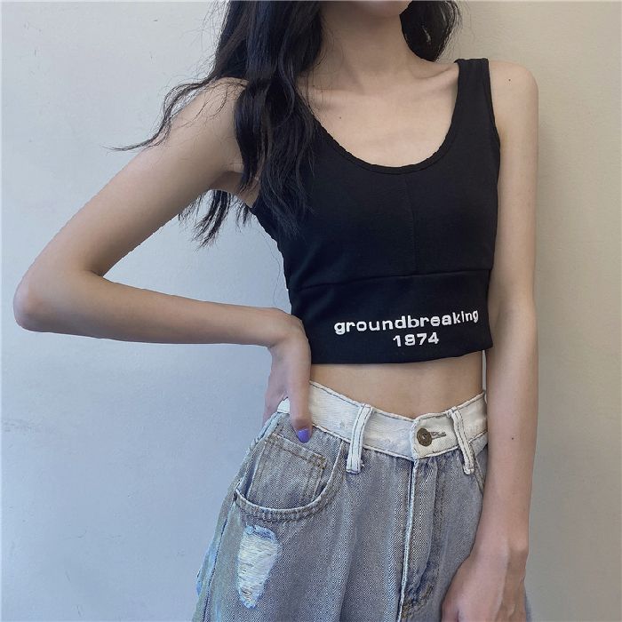 Kvinders cropped tank top med moderne bogstaver og figursyet snit