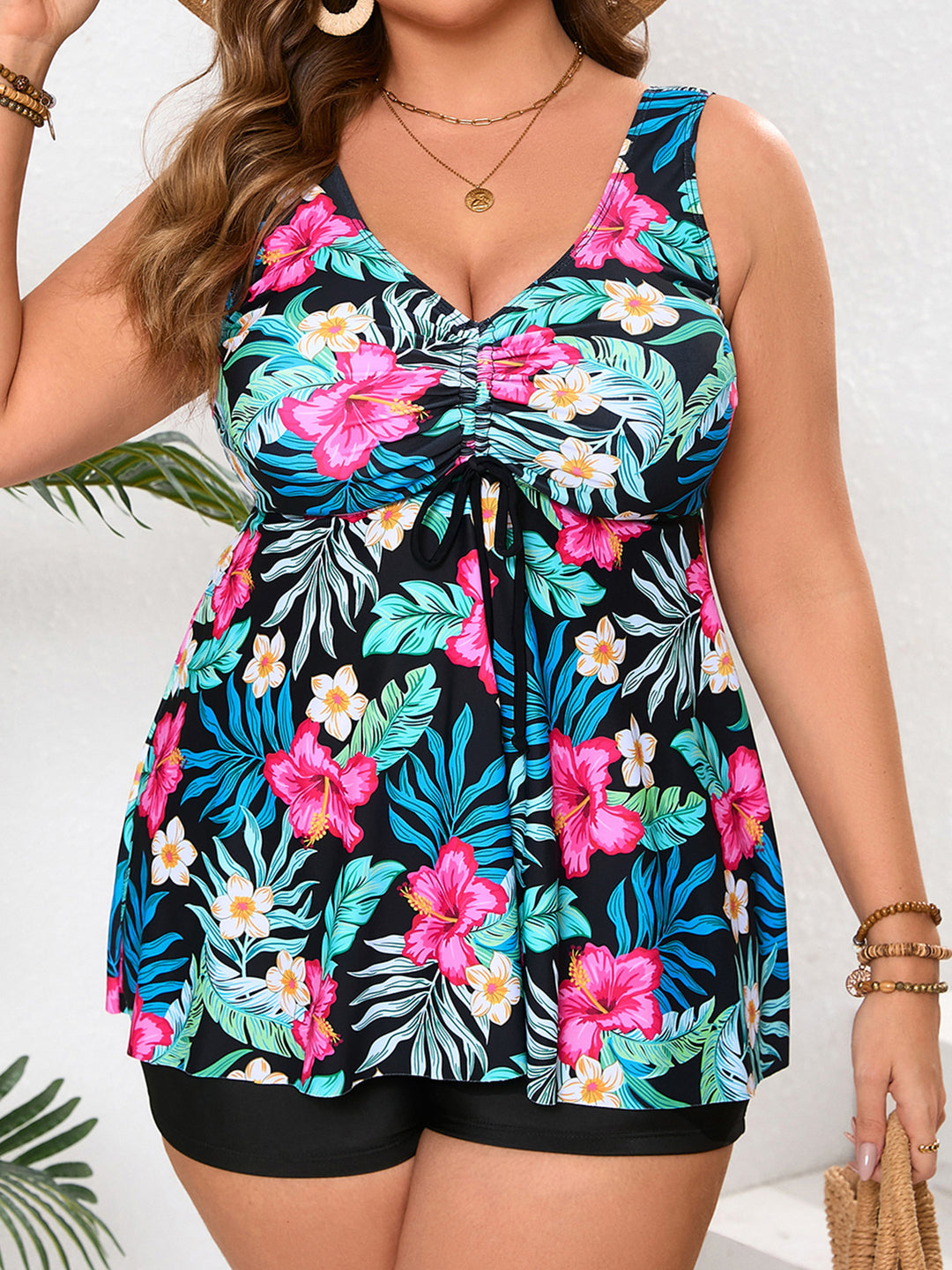 Dame tankini med blomsterwrapdesign og indarbejdet shorts Skovae