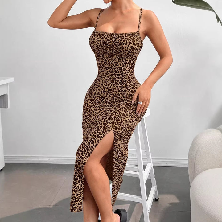 Dame figurformende maxikjole med elegant slids og smalle spaghetti-stropper Skovae