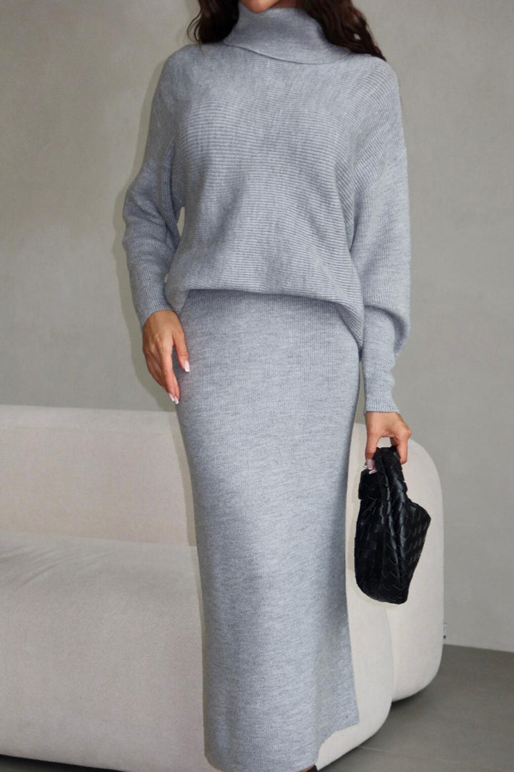 Kvinders strik ensemble med kort sweater og lang nederdel Stilla