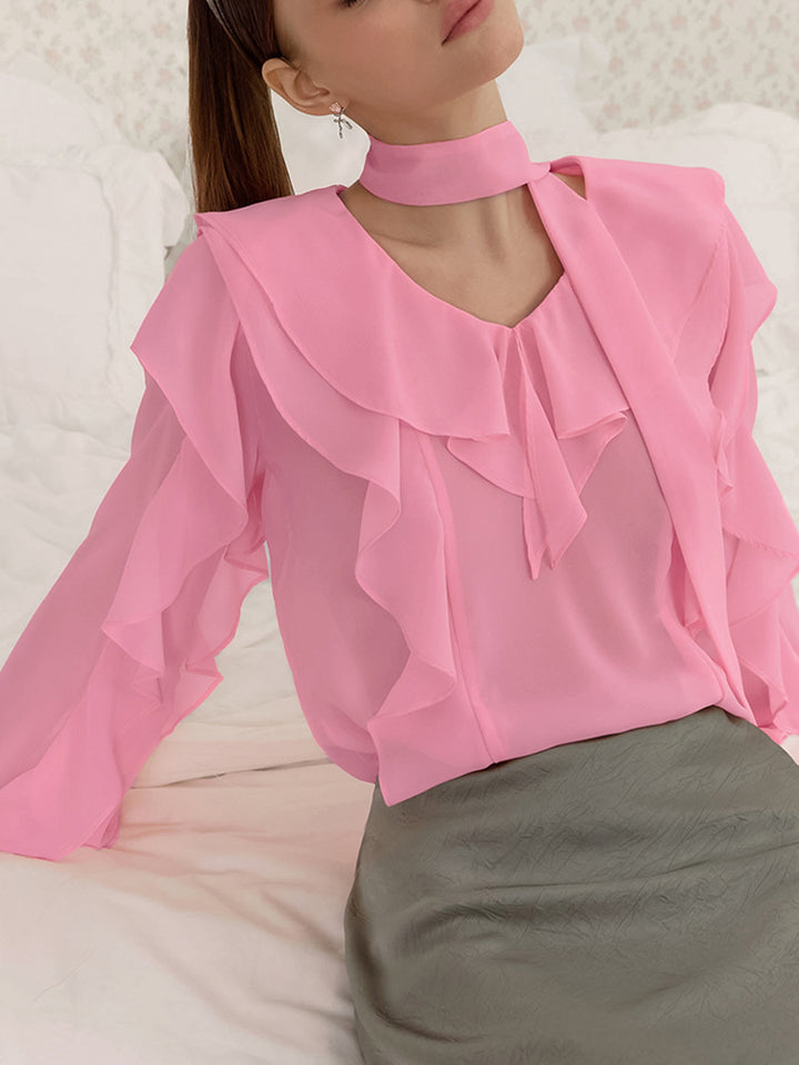 Damebluse med elegante ruffle-detaljer og smart bindebælte Stilla