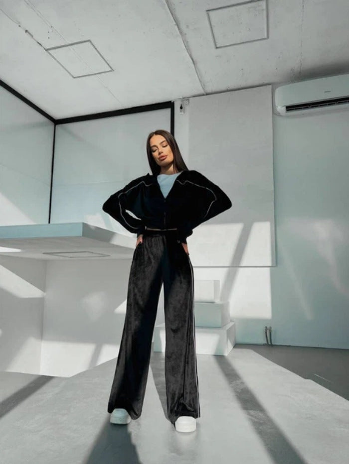 Kvinders sporty velour loungewear sæt med kort hoodie og brede ben Skovae
