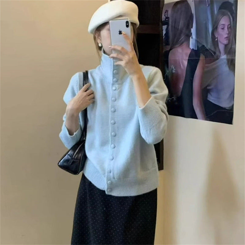 Kvinders strikket sweater med opretstående krave og knapdetalje Stilla