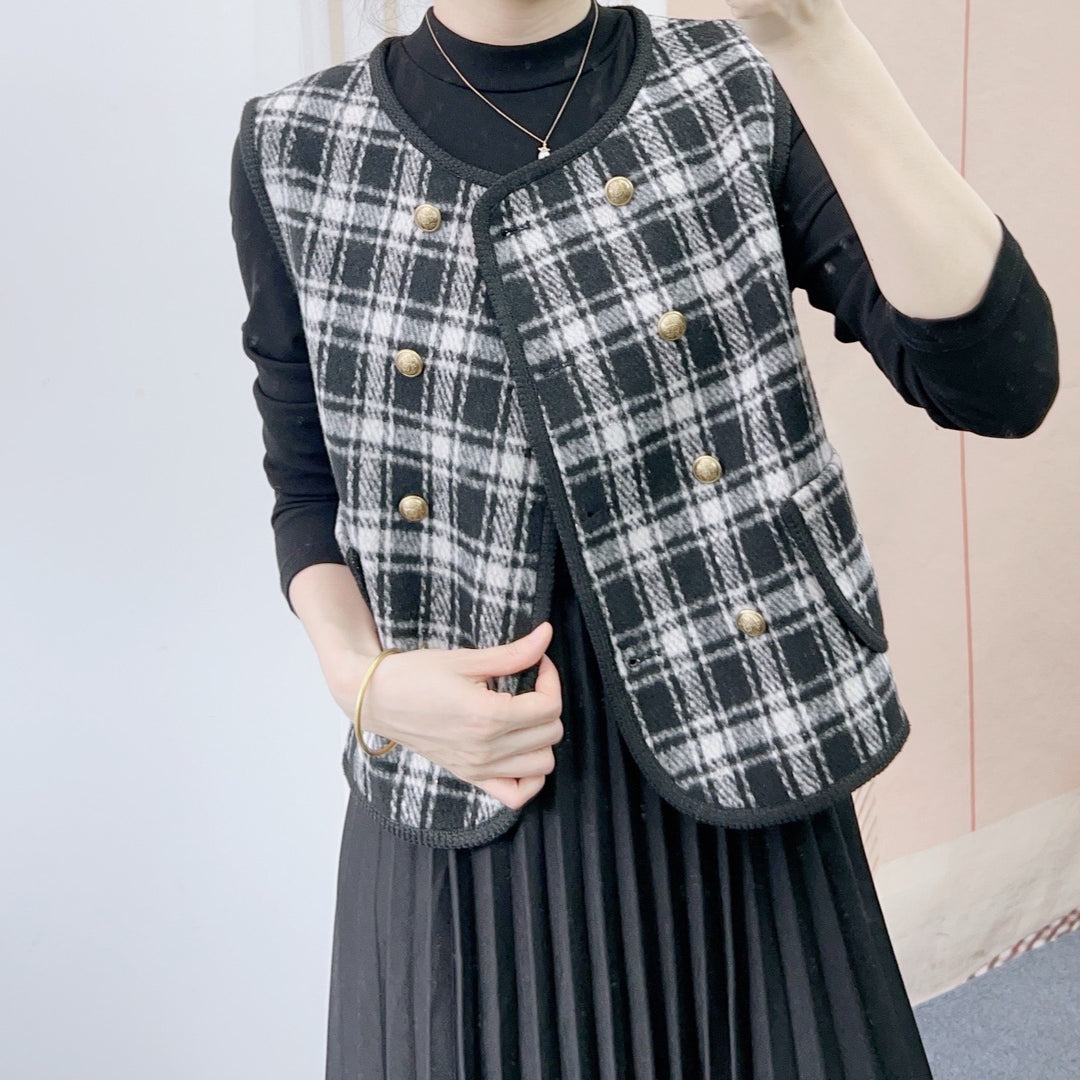 Dame Plisseret Maxikjole med moderne Oversized-Veste-Design og elegante Knapdetaljer Stilla