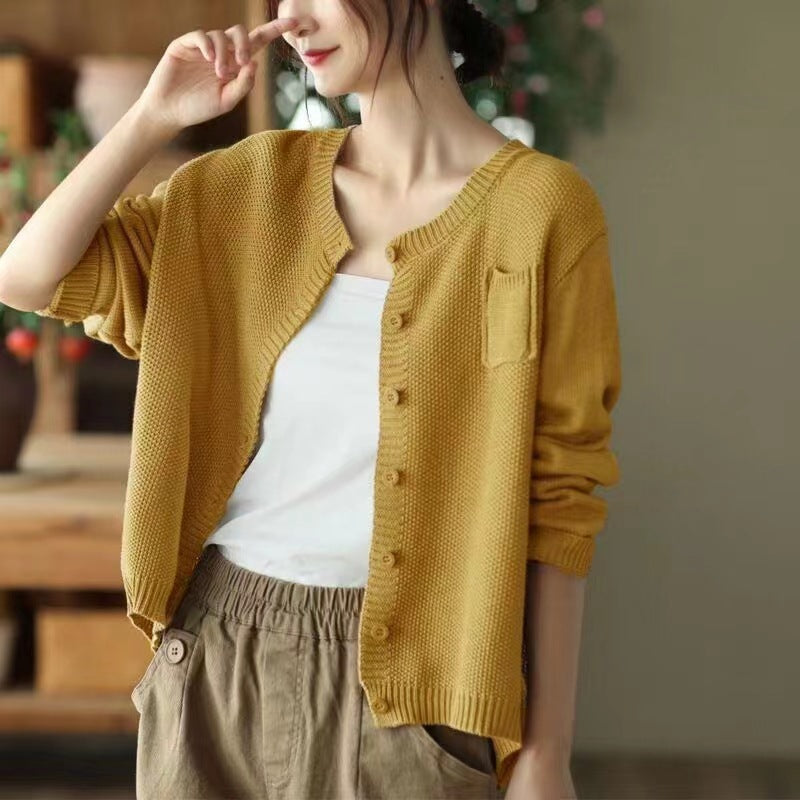 Women's lightweight knit cardigan with button closure and practical pockets Stilla