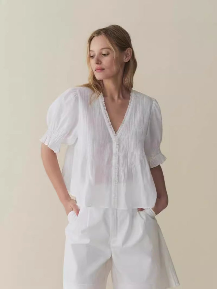 Damebluse med flæseærmer og elegant broderi Stilla