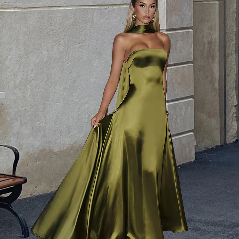 Kvinders bandeau maxi kjole med stilfuld halspryd og flydende satin