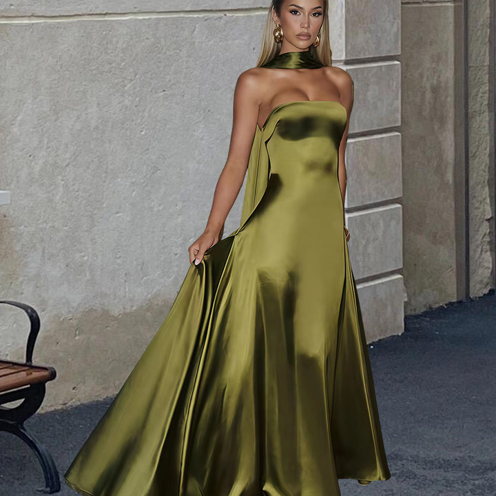 Kvinders bandeau maxi kjole med stilfuld halspryd og flydende satin