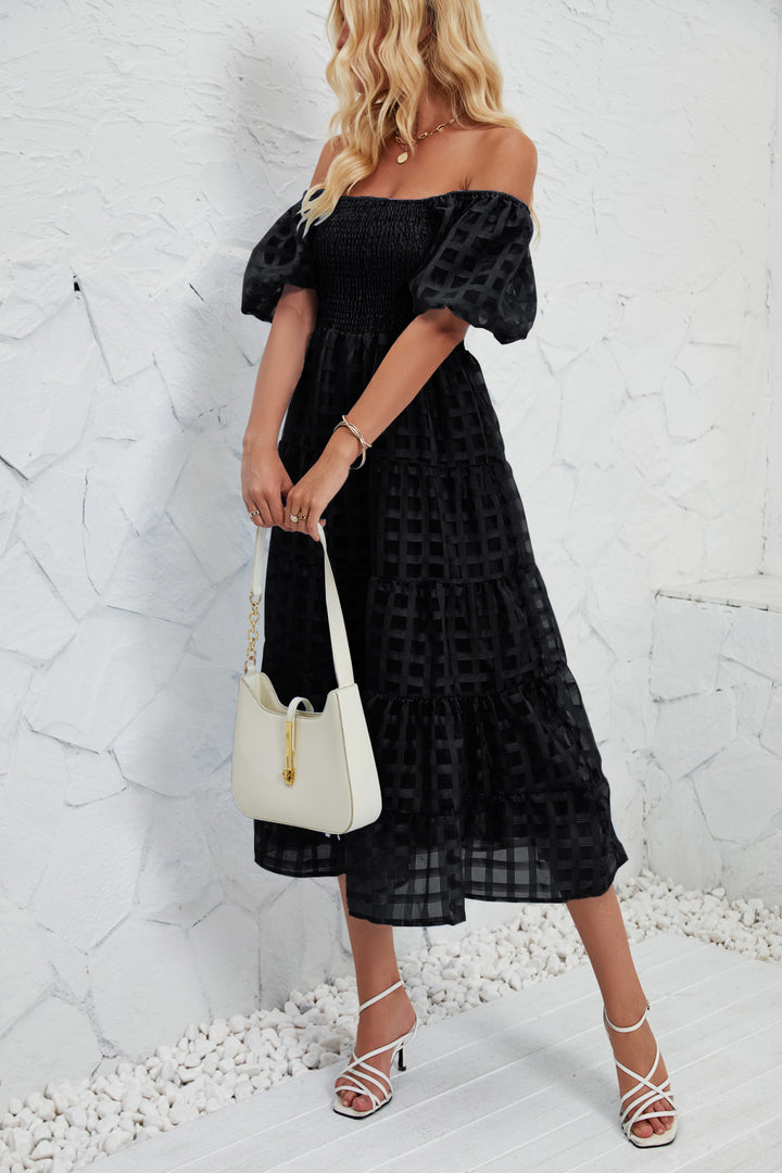Dame Midikjole med Off-Shoulder-design og luftige Puffærmer Stilla