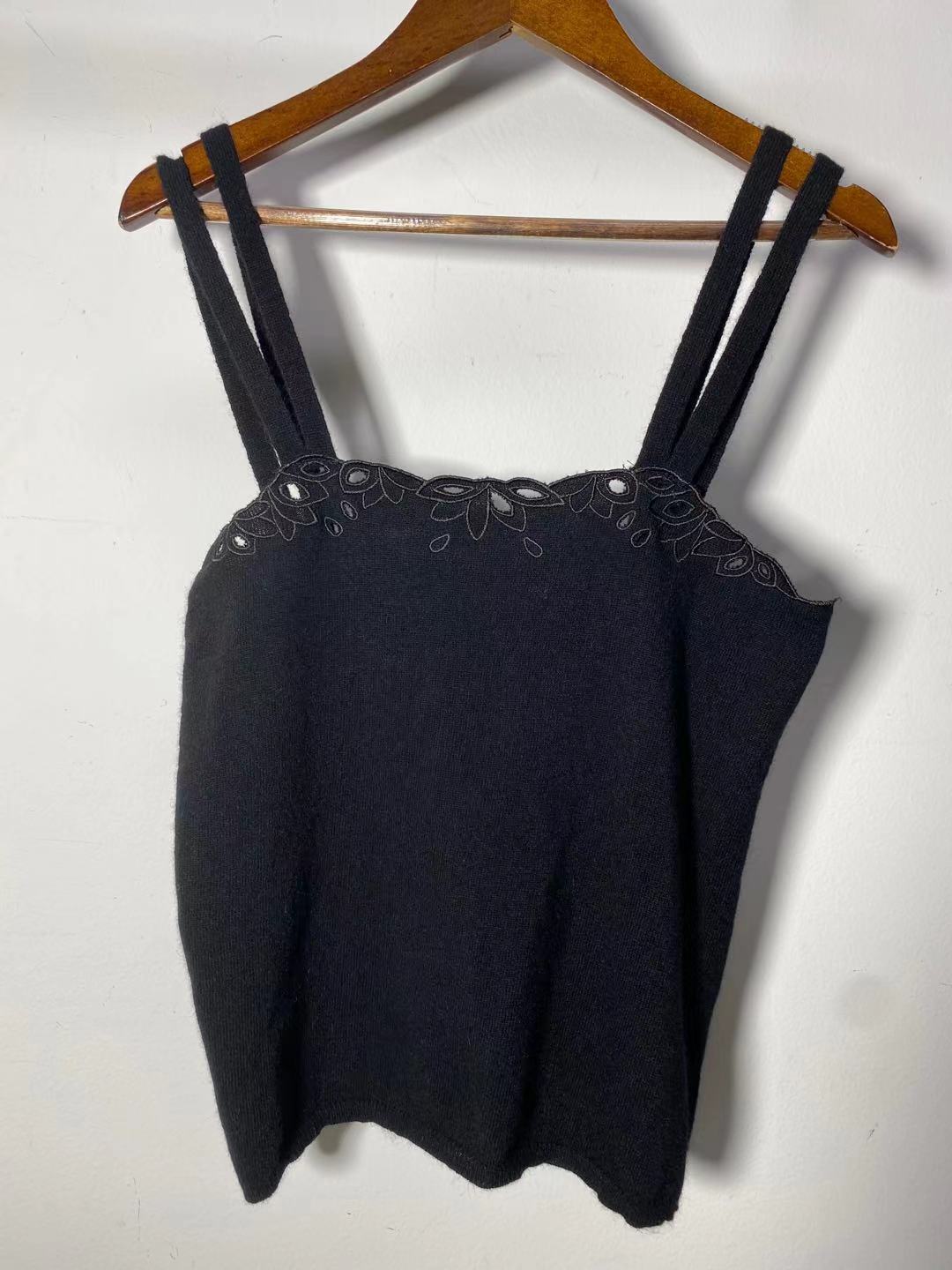 Dame Top med fin broderi og justerbare stropper Stilla
