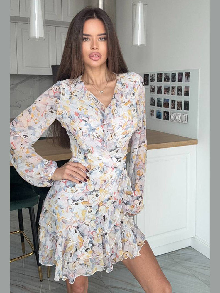 Dame blomstrede minikjole med flæse detaljer og tætsiddende snit Stilla