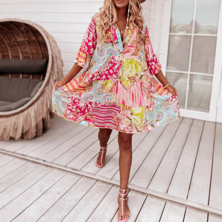 Dame i luftig stykke kjole i patchwork-boho-stil med stående krave, rynket talje-seam og trekvartærmer Skovae